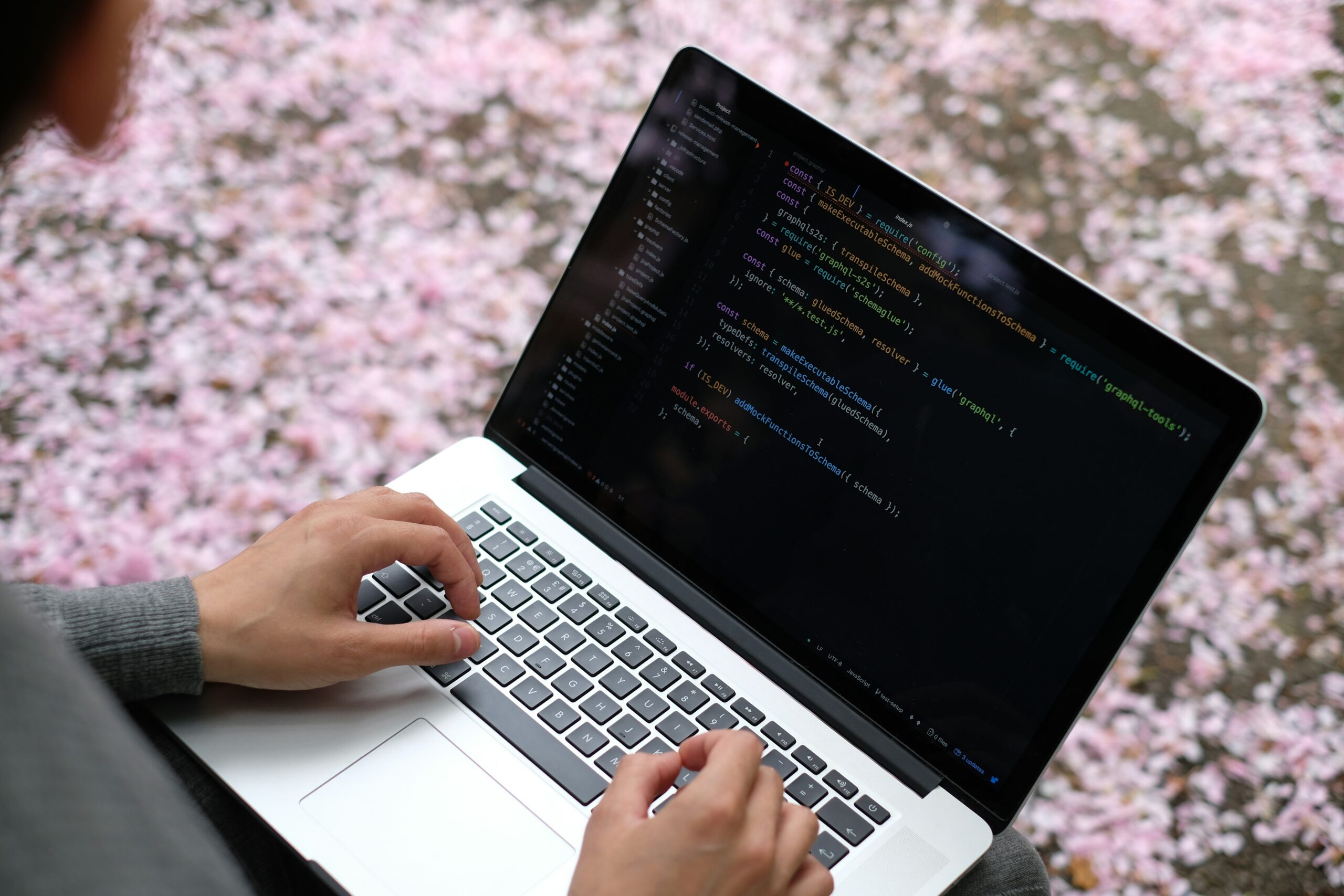 Mitarbeiter beim programmieren einer Website für die Agentur