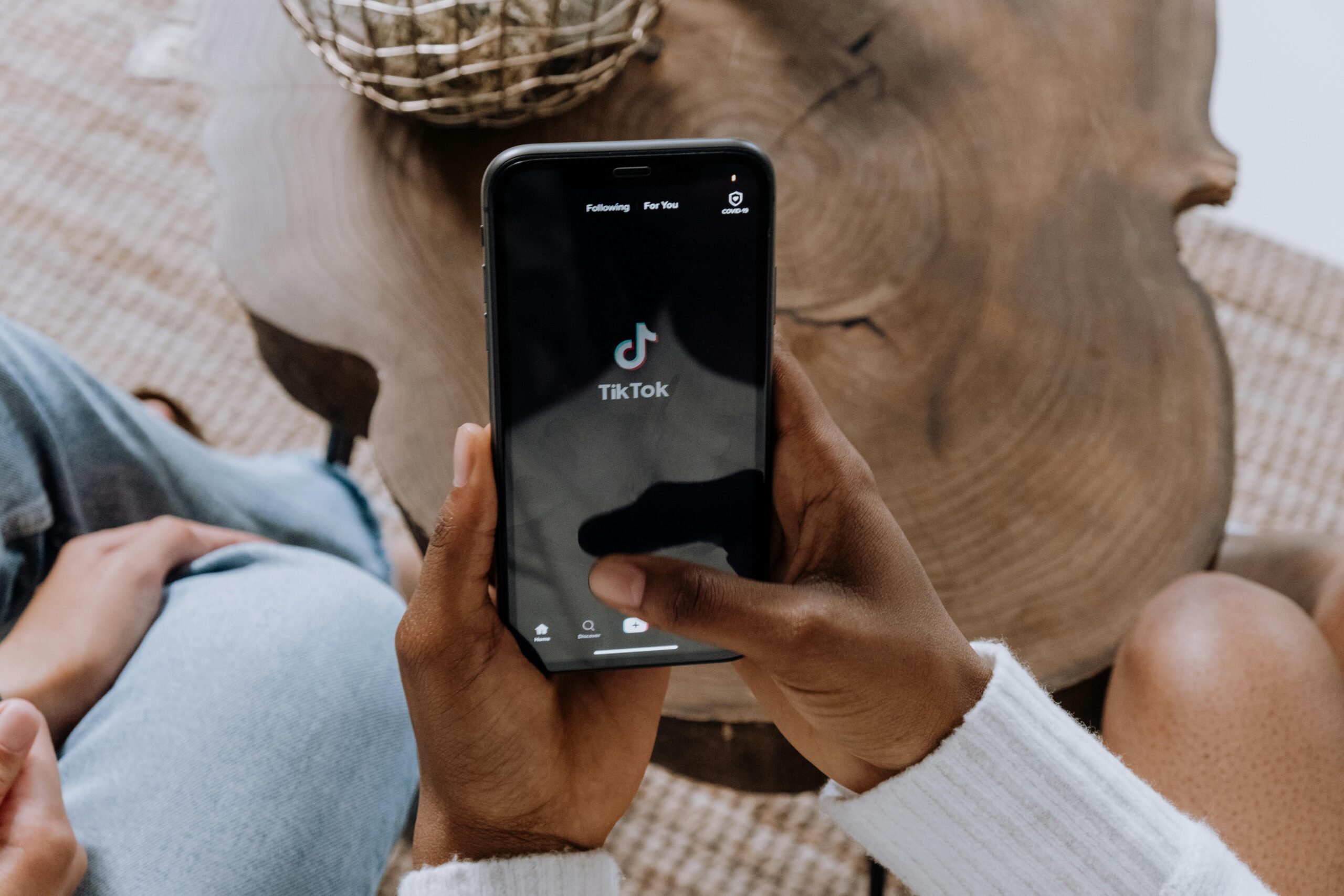 EIne Person hält ein Handy drauf zu sehen ist TikTok bekannt für virale Social Media Videos