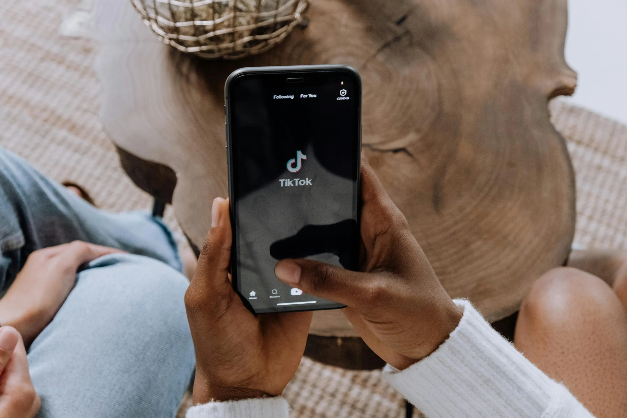 EIne Person hält ein Handy drauf zu sehen ist TikTok bekannt für virale Social Media Videos