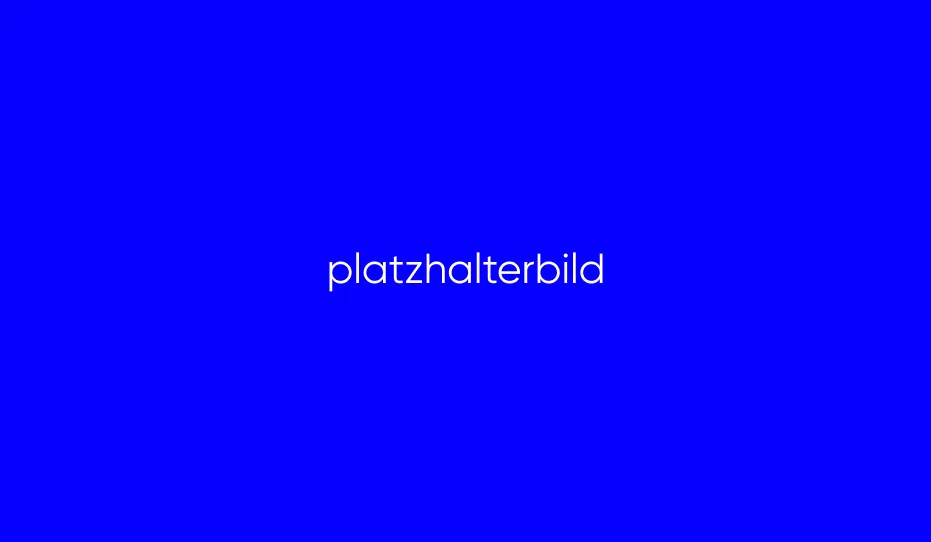 Ein blaues Bild mit dem weißen Schriftzug „platzhalterbild“ in der Mitte, das als Platzhalter für fehlende Inhalte dient.