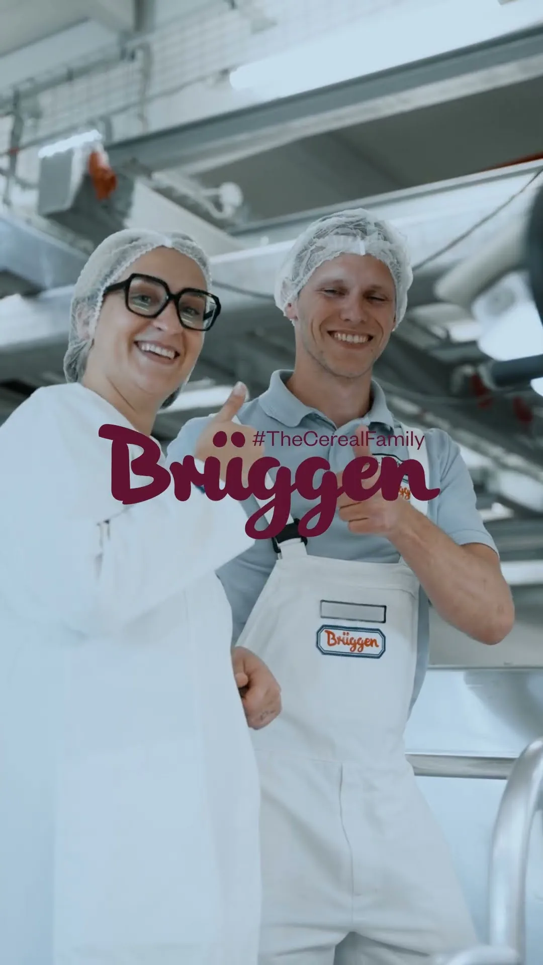Zwei lächelnde Brüggen-Mitarbeiter in Schutzkleidung geben in einer Produktionsanlage einen Daumen hoch, mit dem Brüggen-Logo im Vordergrund.