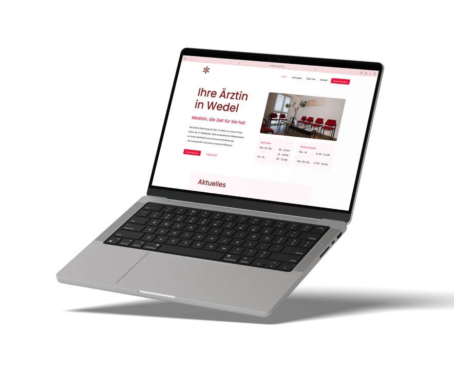 Ein silberner Laptop zeigt die Webseite einer Arztpraxis mit Informationen zu Öffnungszeiten und einem Bild des Wartezimmers.