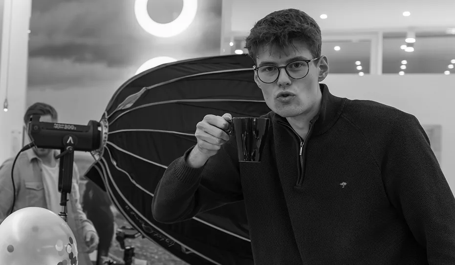 Bild von Kontraste Geschäftsführer Finn Robens mit einem Kaffee