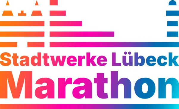 Das Logo des Stadtwerke Lübeck Marathons zeigt den Schriftzug in einem Farbverlauf von Orange zu Blau, mit stilisierten Gebäuden und einem Leuchtturm.