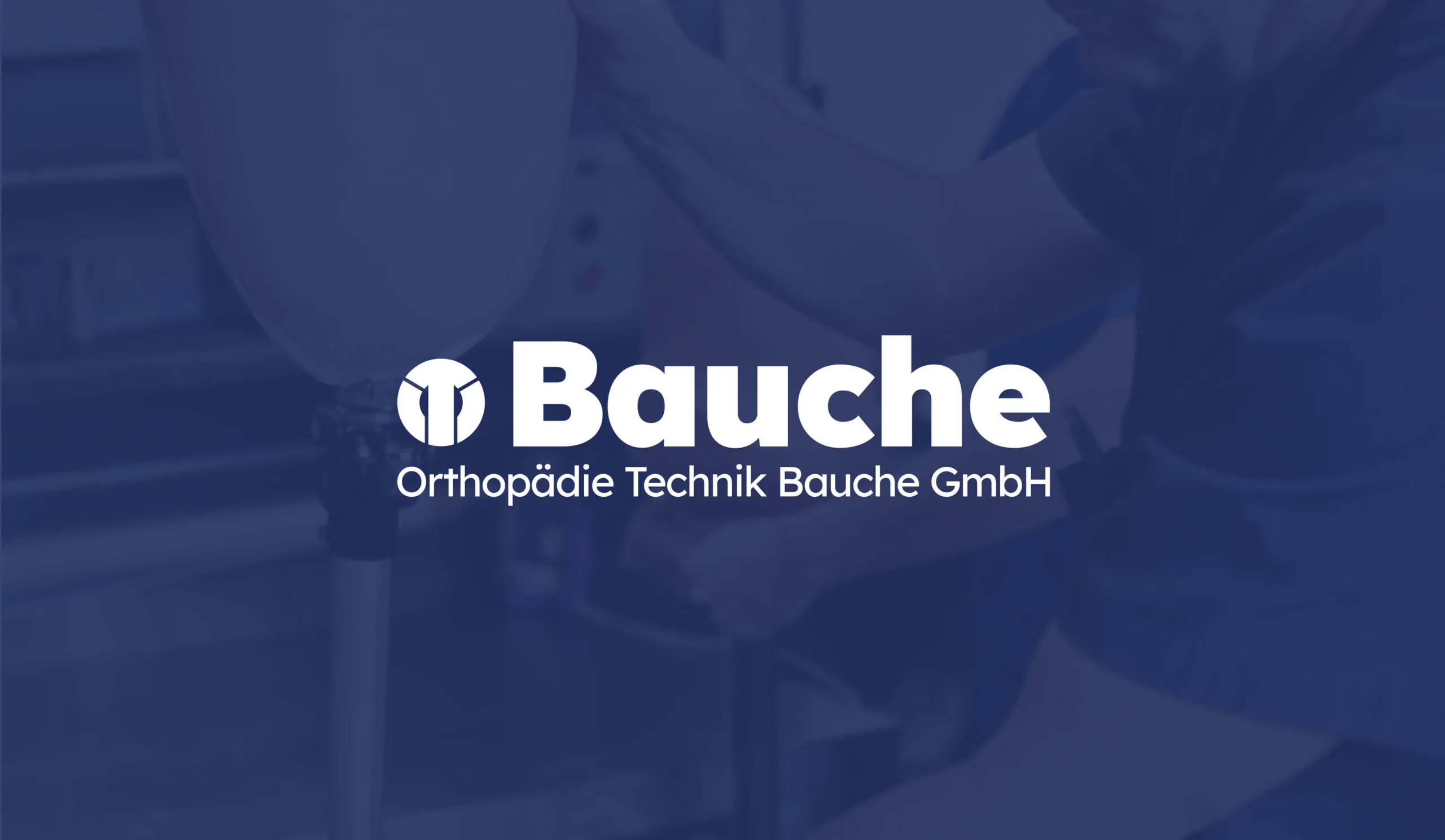 Das Logo von Bauche Orthopädie Technik Bauche GmbH in Weiß auf blauem Hintergrund, mit angedeuteten orthopädischen Geräten im Hintergrund.