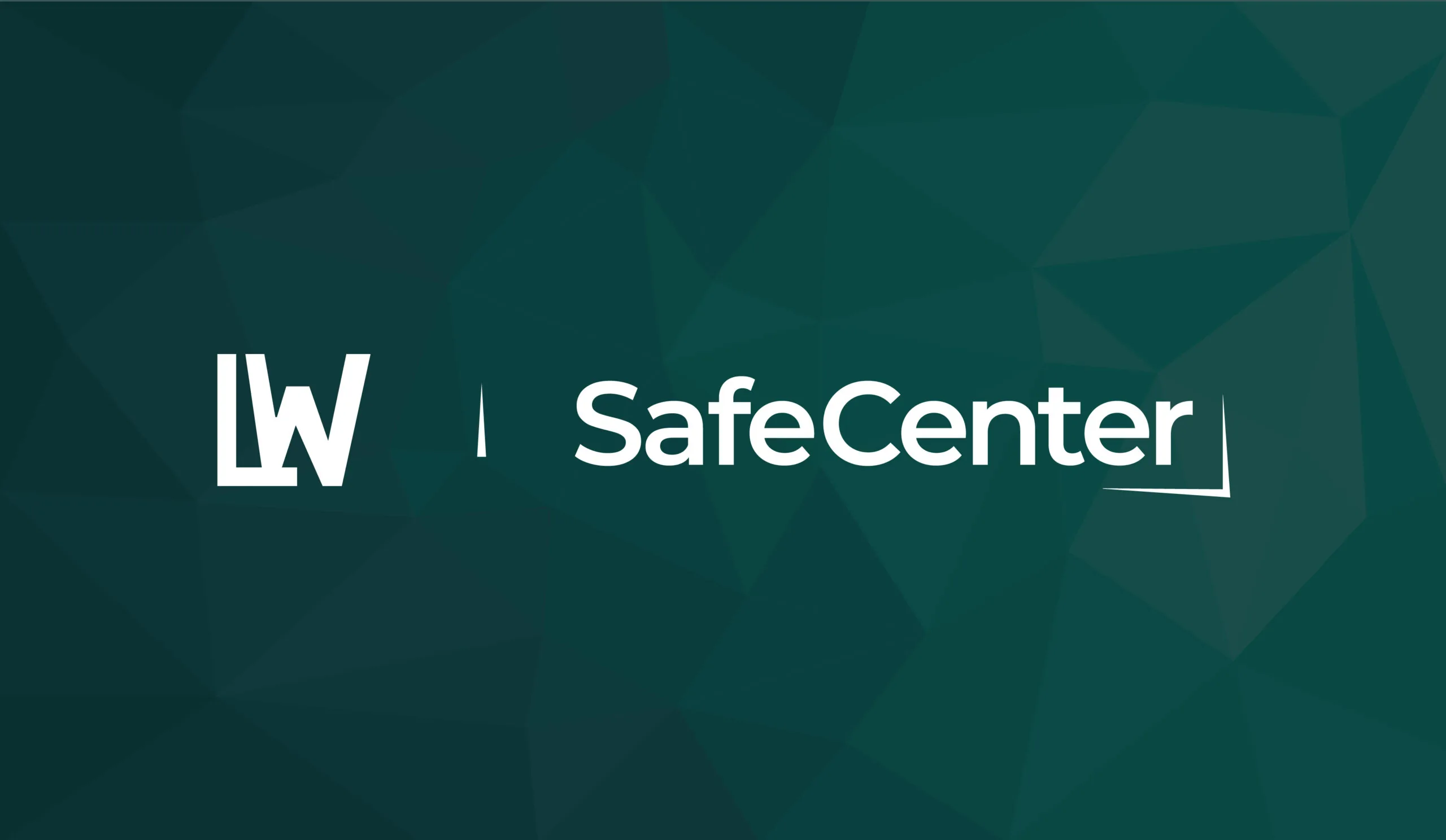 Das Logo von LW SafeCenter zeigt den weißen Schriftzug „LW | SafeCenter“ auf einem dunkelgrünen Hintergrund mit geometrischem Muster.