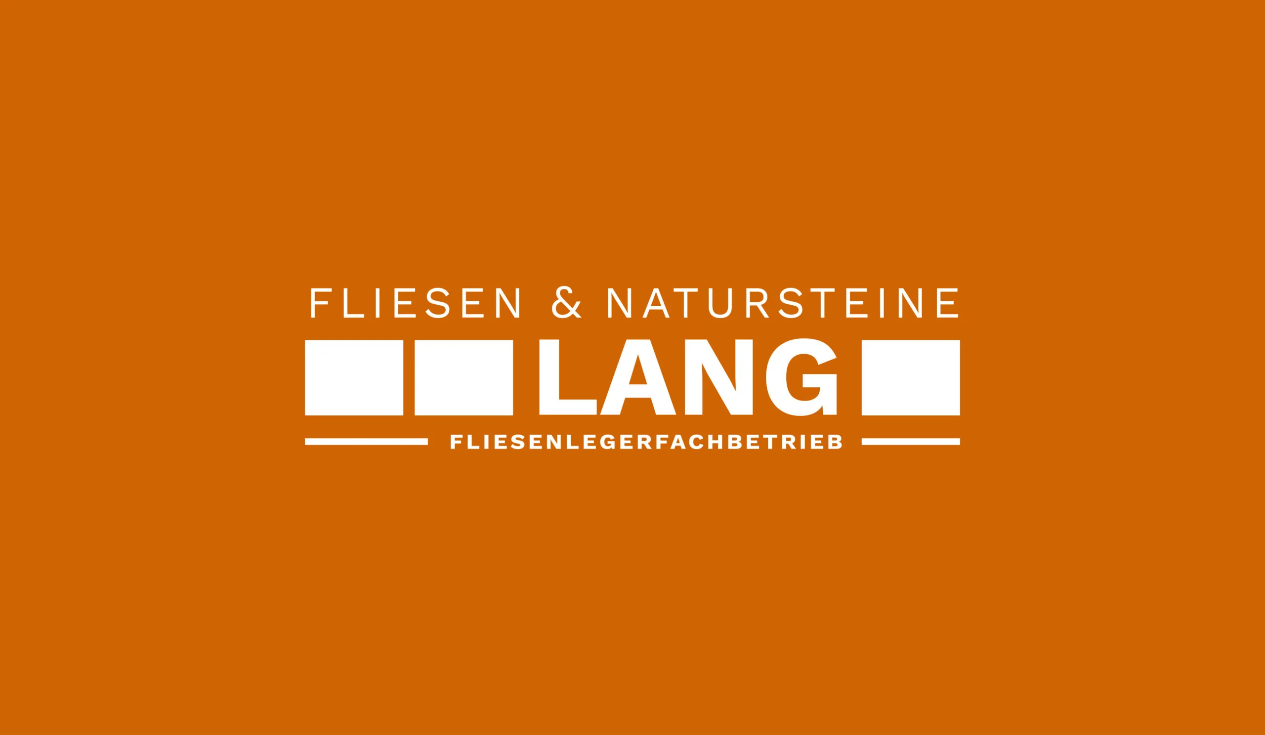 Logo von Fliesen & Natursteine Lang, einem Fliesenlegerfachbetrieb, auf orangefarbenem Hintergrund mit weißer Schrift.