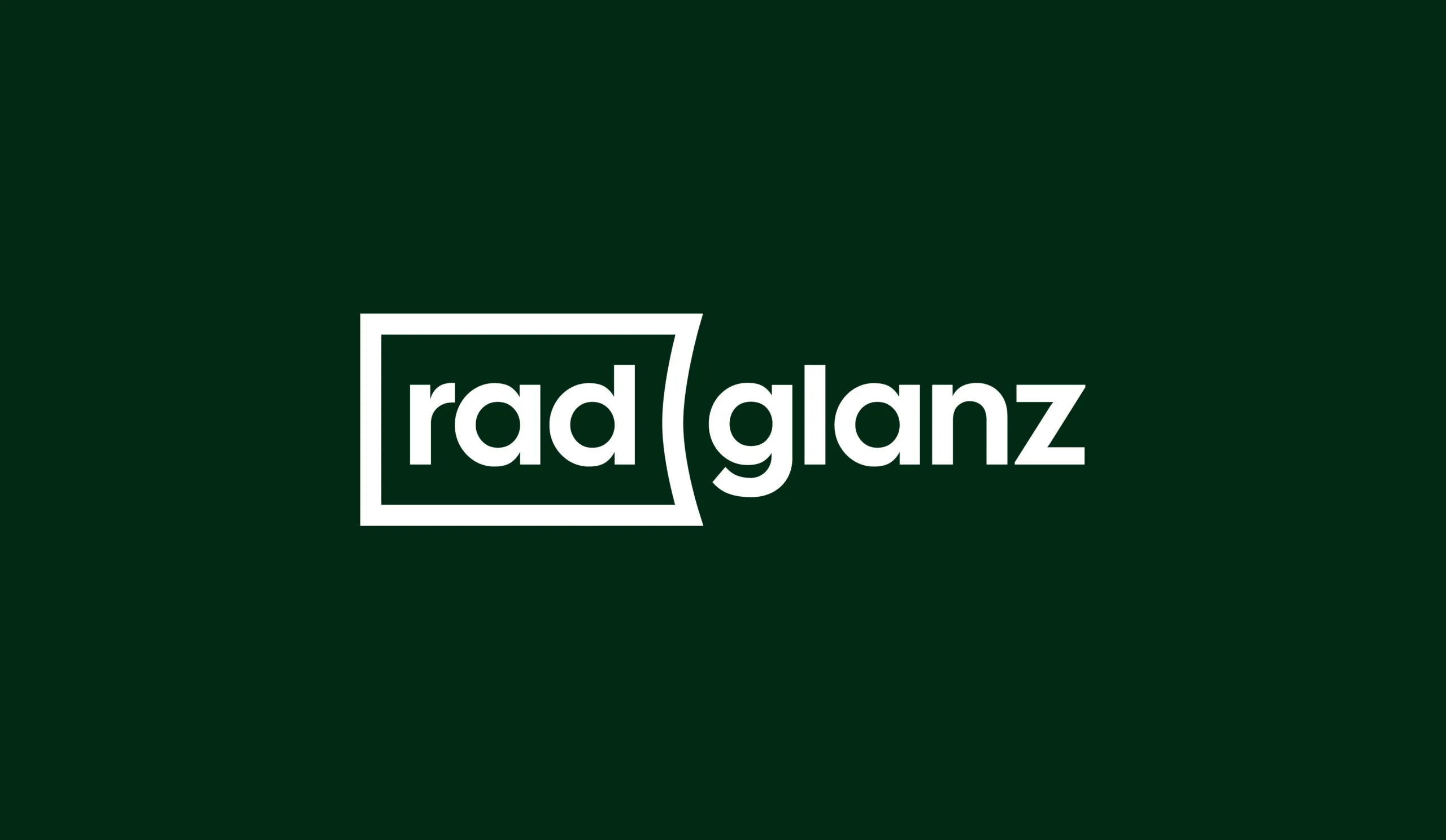 Das Logo von Radglanz zeigt den Schriftzug „radglanz“ in Weiß auf dunkelgrünem Hintergrund, wobei „rad“ von einem offenen Rahmen umgeben ist.