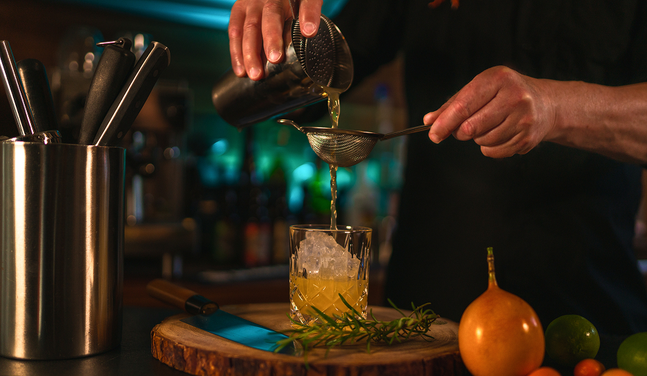 Gusto Fino Mitarbeiter schenkt Getränk ein