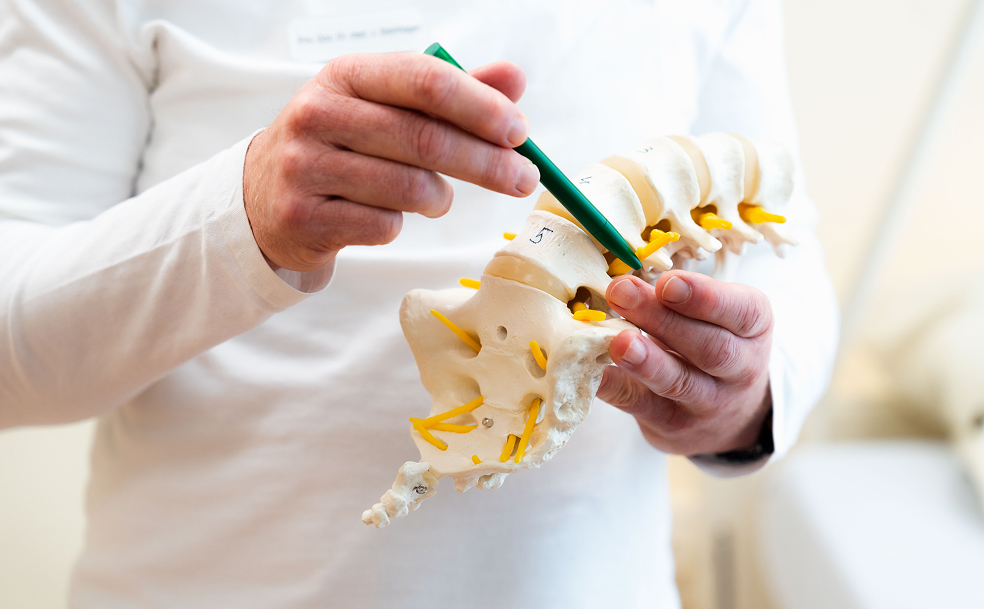 Mitarbeiter von Ostsee-Klinik beim Erklären