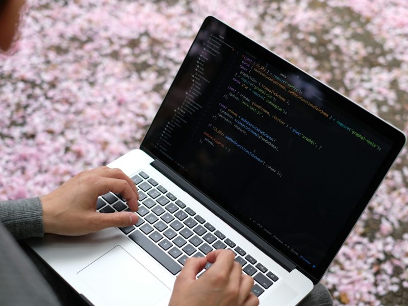 Mitarbeiter beim programmieren einer Website für die Agentur
