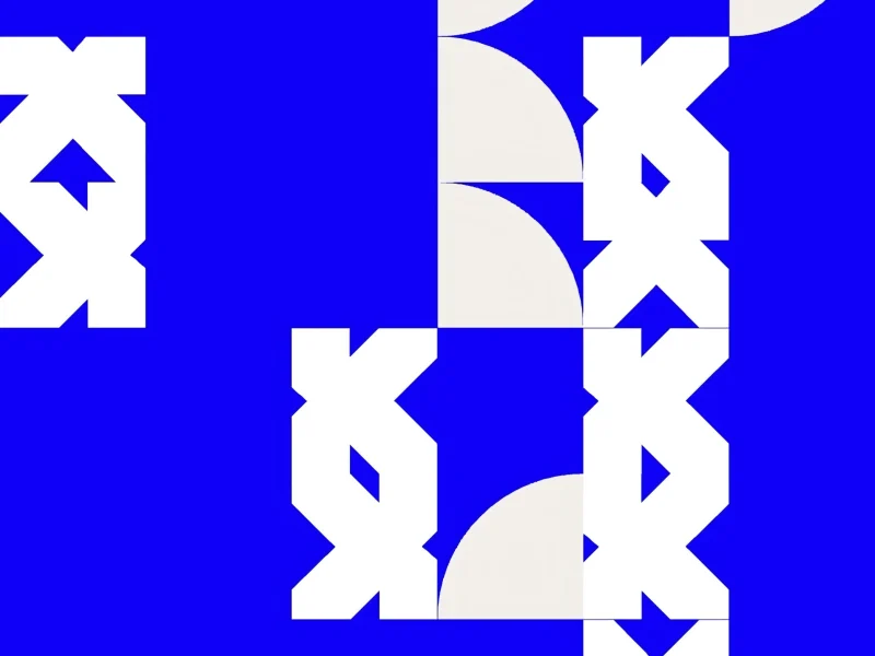 Ein abstraktes, geometrisches Muster in leuchtendem Blau und Weiß, bestehend aus eckigen Formen und Viertelkreisen, die eine dynamische Komposition bilden.