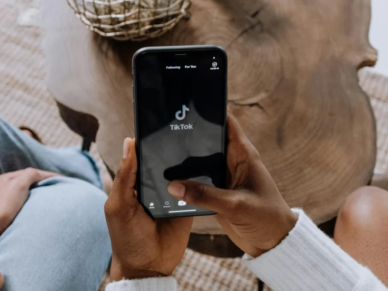 EIne Person hält ein Handy drauf zu sehen ist TikTok bekannt für virale Social Media Videos